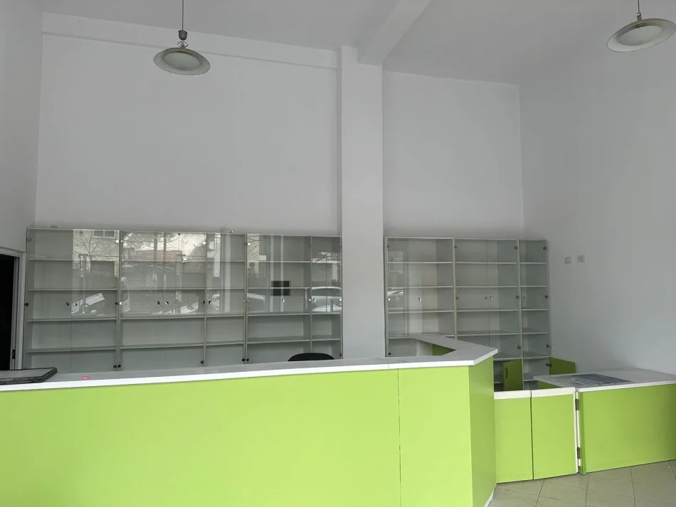 Tirane, jepet me qera dyqan Kati 0, 54 m² 400 € (Tregu Elektrik)