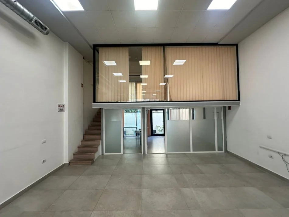 Tirane, jepet me qera ambjent biznesi Kati 0, 200 m² 3,000 € (Komuna e Parisit)