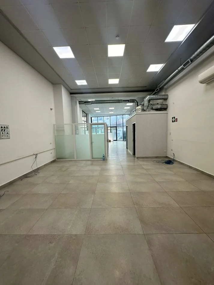 Tirane, jepet me qera ambjent biznesi Kati 0, 200 m² 3,000 € (Komuna e Parisit)