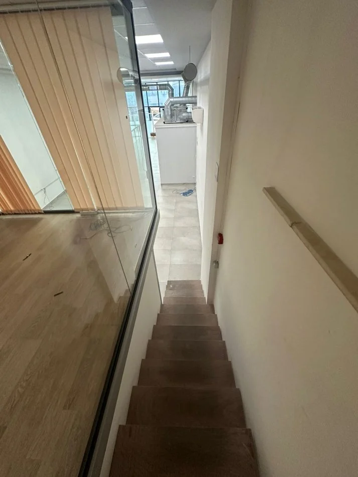 Tirane, jepet me qera ambjent biznesi Kati 0, 200 m² 3,000 € (Komuna e Parisit)