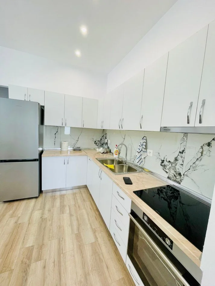 Tirane, jepet me qera apartament 2+1 Kati 0, 75 m² 450 € (Xhamlliku)