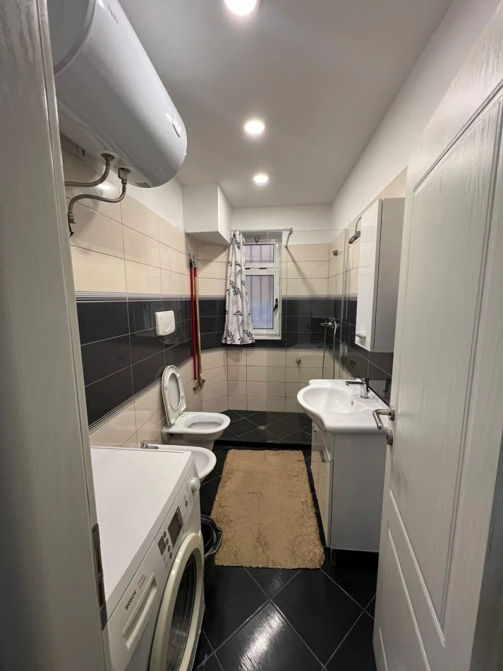 Tirane, jepet me qera apartament 3+1 Kati 2, 100 m² 650 € (Rruga e Barrikadave)