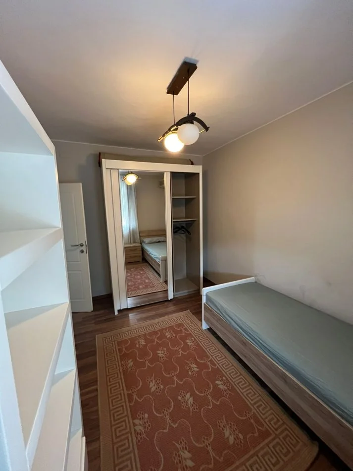 Tirane, jepet me qera apartament 3+1 Kati 2, 100 m² 650 € (Rruga e Barrikadave)