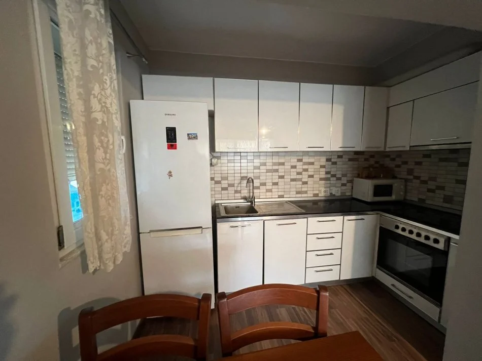 Tirane, jepet me qera apartament 3+1 Kati 2, 100 m² 650 € (Rruga e Barrikadave)