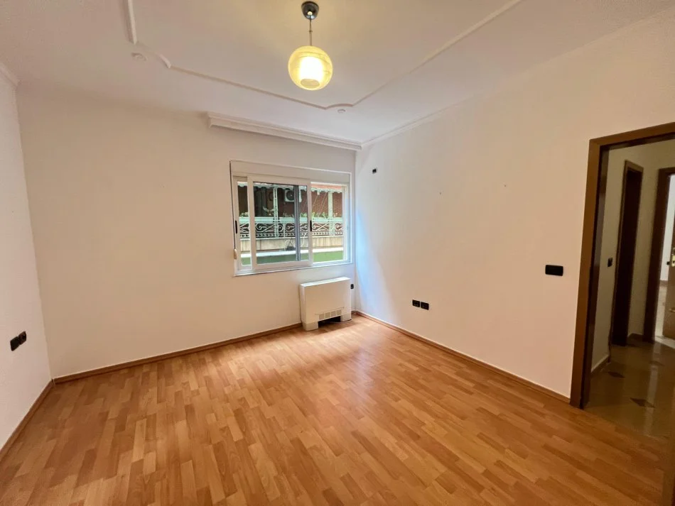 Tirane, jepet me qera ambjent biznesi Kati 1, 165 m² 1600 € (Rruga Pjeter Bogdani)