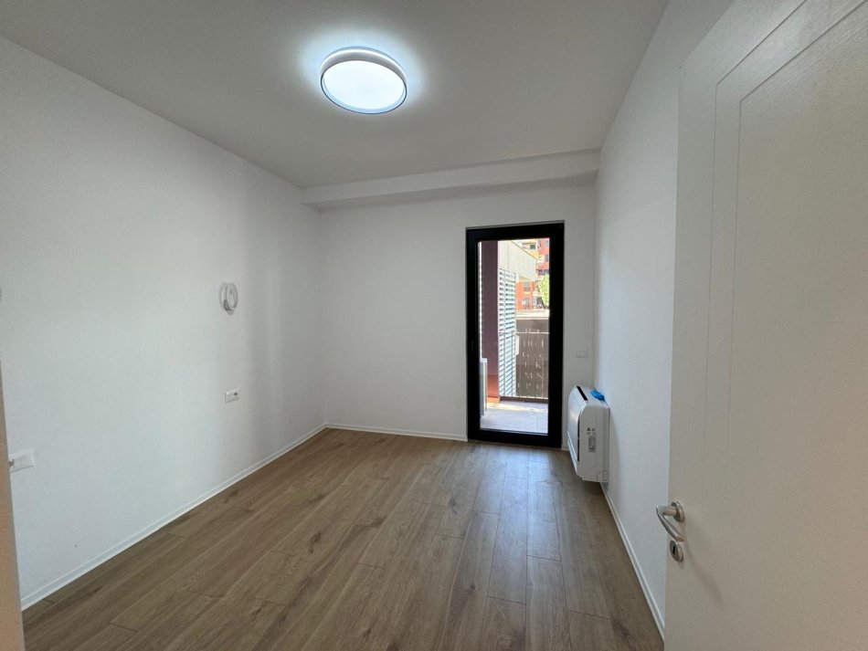 Tirane, jepet me qera apartament Kati 1, 100 m² 1,000 € (rruga e kavajes)