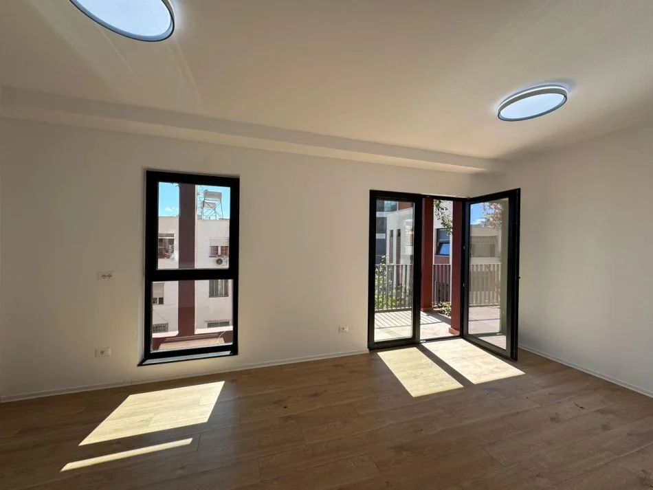 Tirane, jepet me qera apartament Kati 1, 100 m² 1,000 € (rruga e kavajes)