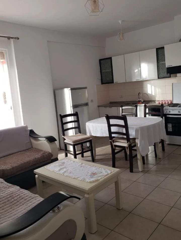 Tirane, jepet me qera apartament 2+1+Ballkon Kati 5, 100 m² 350 € (restorant fresku)