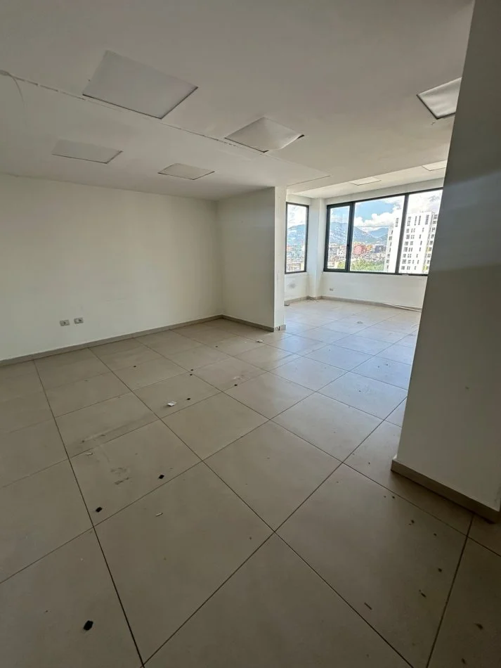 Tirane, jepet me qera ambjent biznesi Kati 7, 311 m² 3.300 € (Delijorgji)