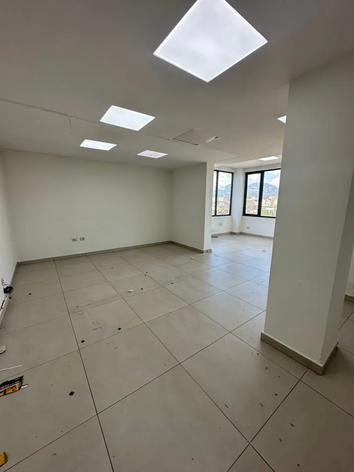 Tirane, jepet me qera ambjent biznesi Kati 7, 311 m² 3.300 € (Delijorgji)