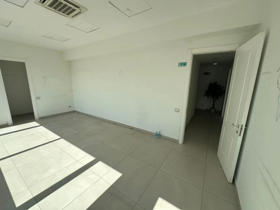 Tirane, jepet me qera ambjent biznesi Kati 7, 311 m² 3.300 € (Delijorgji)