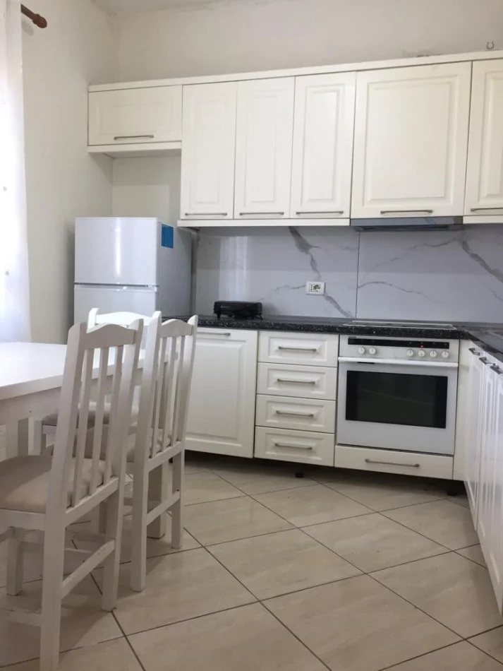 Tirane, jepet me qera 2+1+Ballkon Kati 2, 110 m² 350 € (Yzberisht)