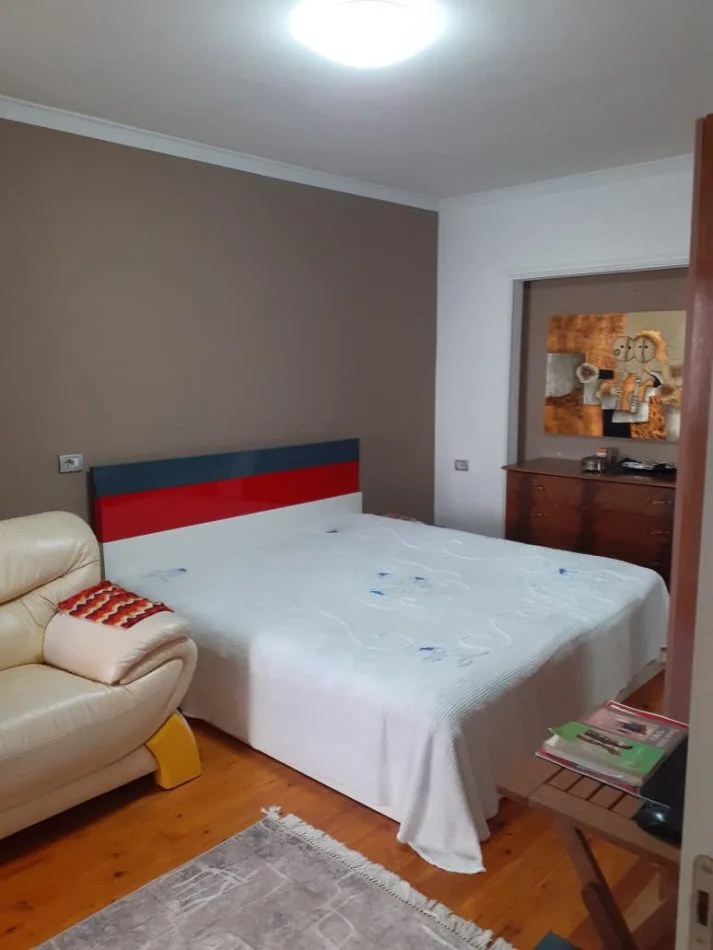 Tirane, jepet me qera apartament 2+1+Ballkon Kati 4, 100 m² 600 € (Komuna e Parisit)