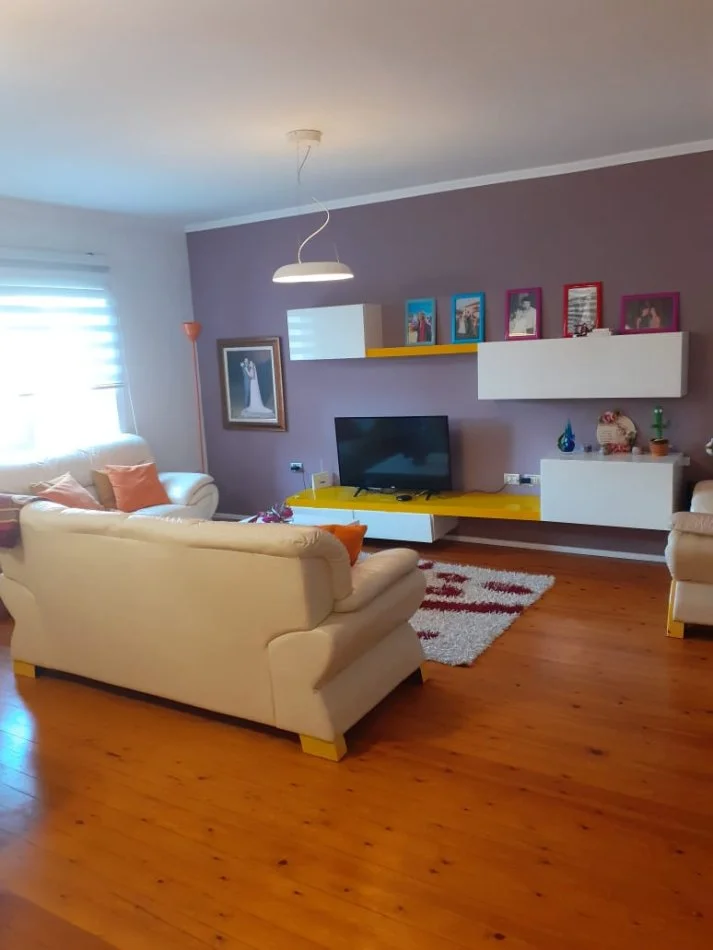 Tirane, jepet me qera apartament 2+1+Ballkon Kati 4, 100 m² 600 € (Komuna e Parisit)