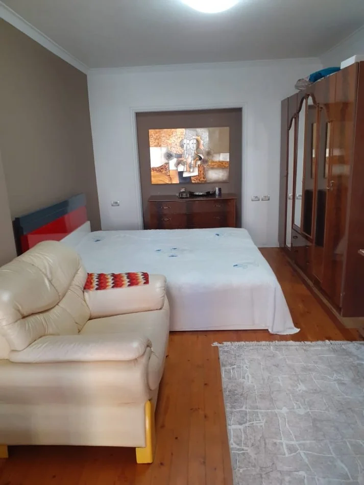 Tirane, jepet me qera apartament 2+1+Ballkon Kati 4, 100 m² 600 € (Komuna e Parisit)