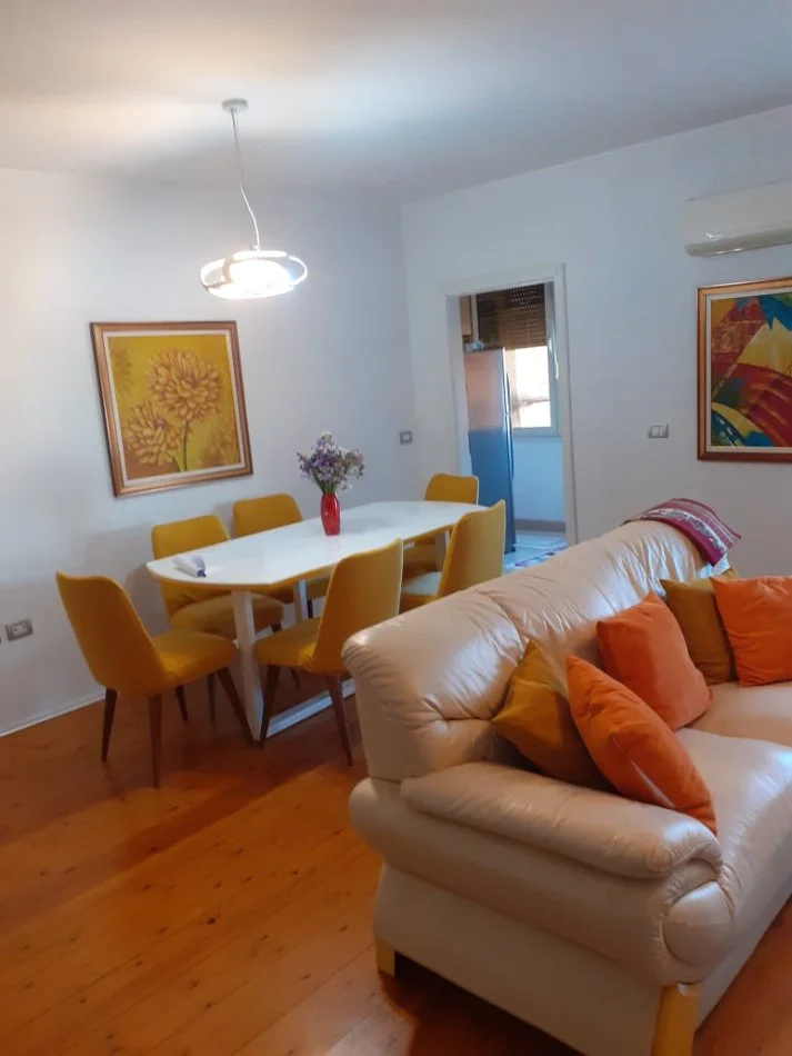 Tirane, jepet me qera apartament 2+1+Ballkon Kati 4, 100 m² 600 € (Komuna e Parisit)