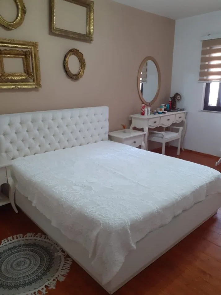 Tirane, jepet me qera apartament 2+1+Ballkon Kati 4, 100 m² 600 € (Komuna e Parisit)