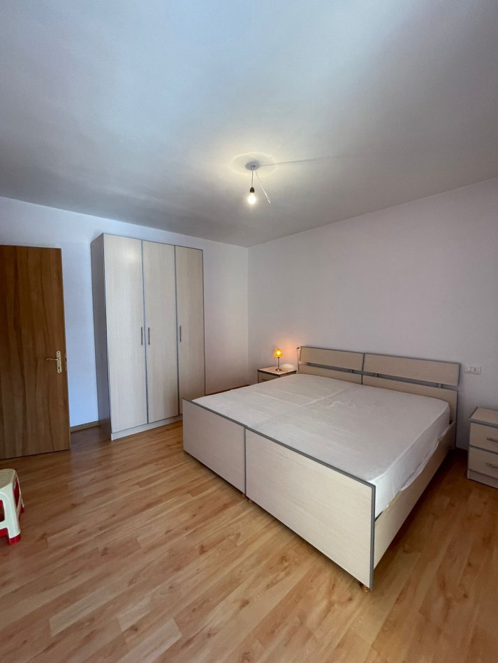 Tirane, jepet me qera apartament 2+1 Kati 3, 100 m² 800 € (Pazari i ri)