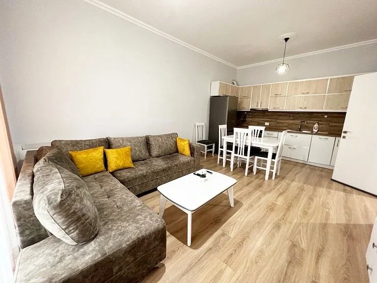 Tirane, jepet me qera apartament 2+1+Ballkon Kati 4, 100 m² 800 € (Rruga e Kavajes)