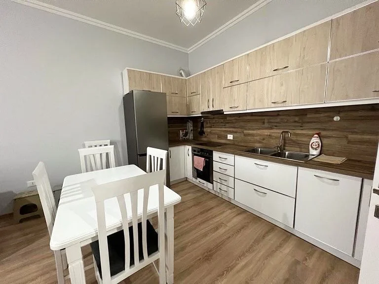 Tirane, jepet me qera apartament 2+1+Ballkon Kati 4, 100 m² 800 € (Rruga e Kavajes)