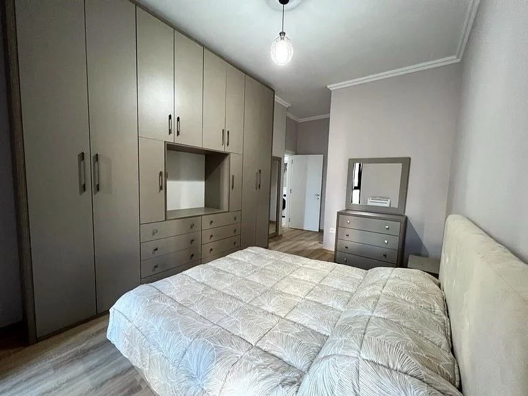 Tirane, jepet me qera apartament 2+1+Ballkon Kati 4, 100 m² 800 € (Rruga e Kavajes)