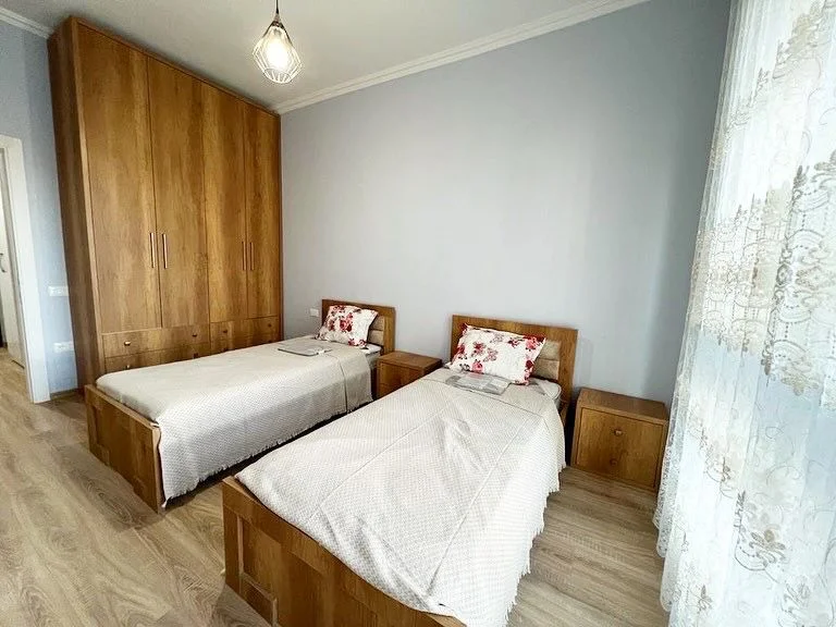 Tirane, jepet me qera apartament 2+1+Ballkon Kati 4, 100 m² 800 € (Rruga e Kavajes)