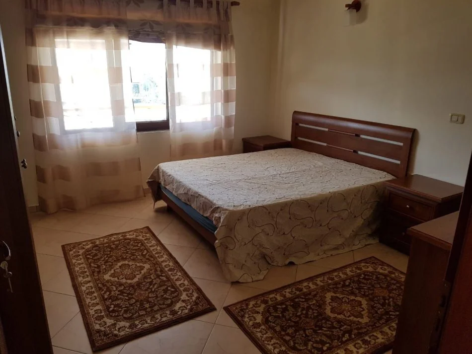 Tirane, jepet me qera Vile 2+1 Kati 3, 180 m² 700 € (ali demi)