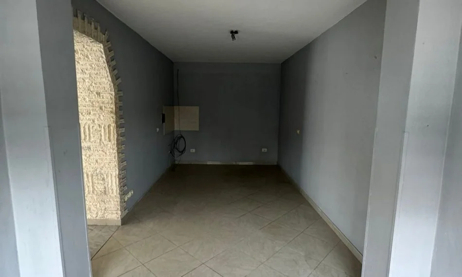 Kavaje, shitet dyqan Kati 1, 100 m² 105.000 € (Shetitorja Kavaljon, ,Kavaje)