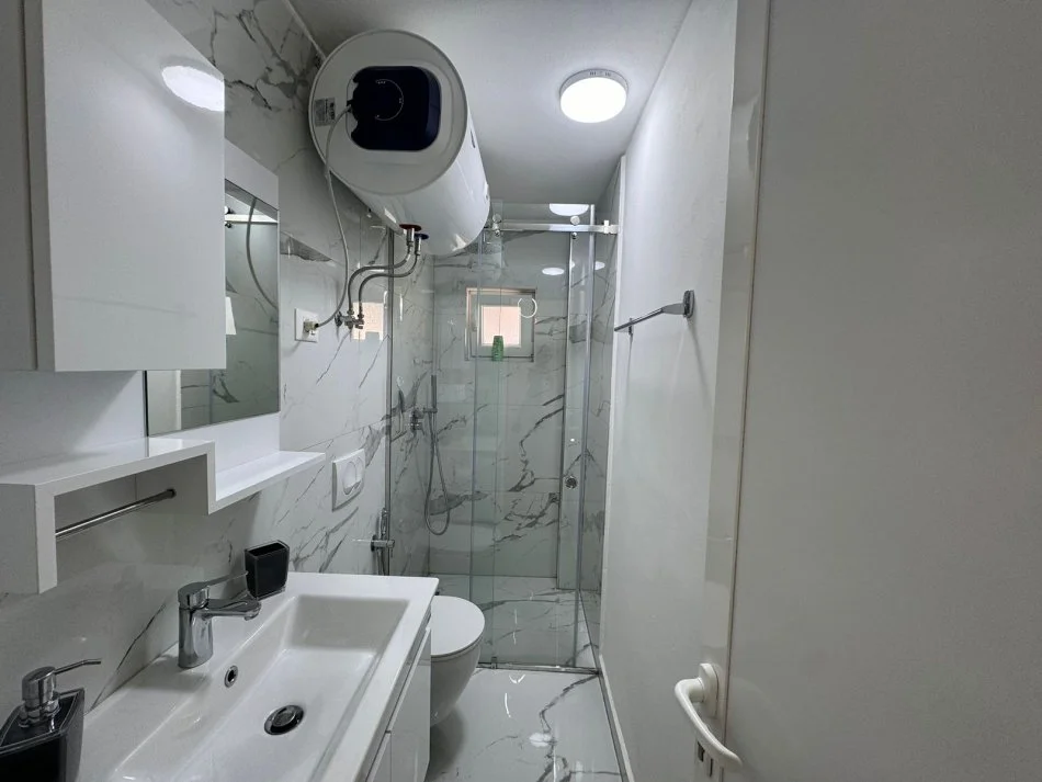 Tirane, jepet me qera apartament 1+1+Ballkon Kati 4, 70 m² 500 € 