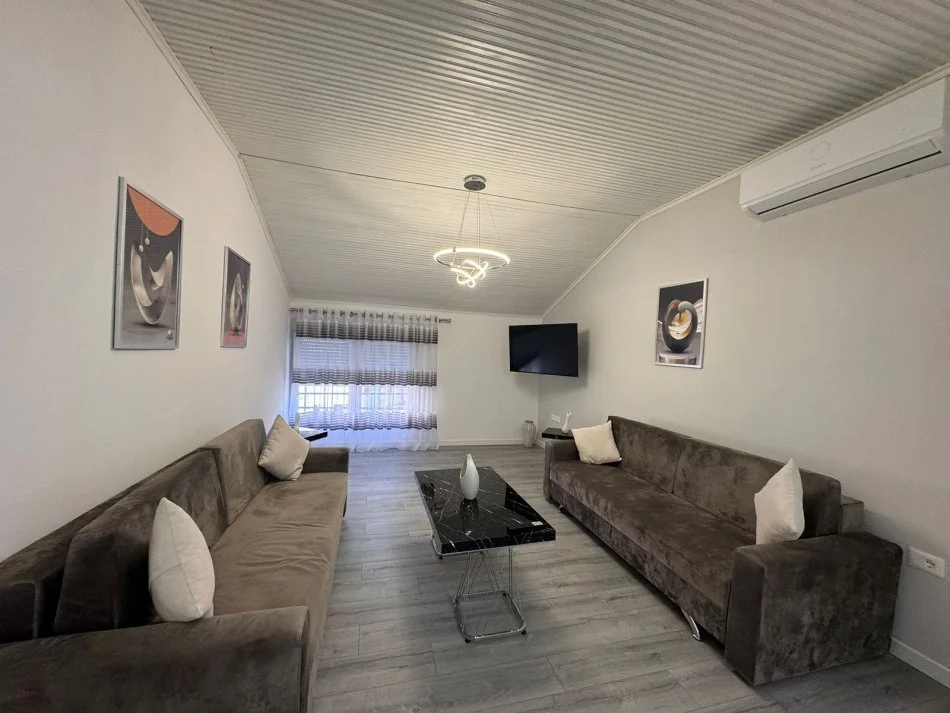 Tirane, jepet me qera apartament 1+1+Ballkon Kati 4, 70 m² 500 € 