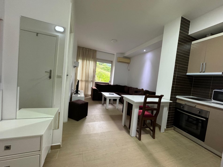 Tirane, jepet me qera apartament 1+1 Kati 1, 50 m² 300 € (Kopshti Botanik)