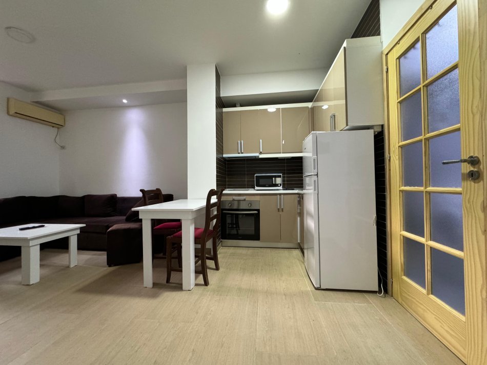 Tirane, jepet me qera apartament 1+1 Kati 1, 50 m² 300 € (Kopshti Botanik)