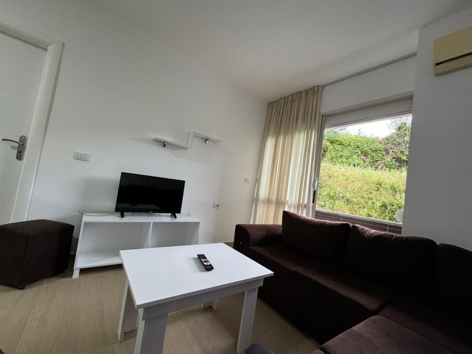 Tirane, jepet me qera apartament 1+1 Kati 1, 50 m² 300 € (Kopshti Botanik)
