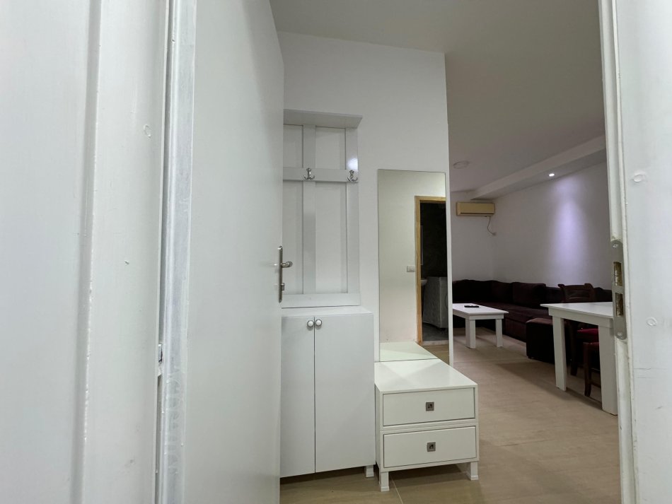 Tirane, jepet me qera apartament 1+1 Kati 1, 50 m² 300 € (Kopshti Botanik)