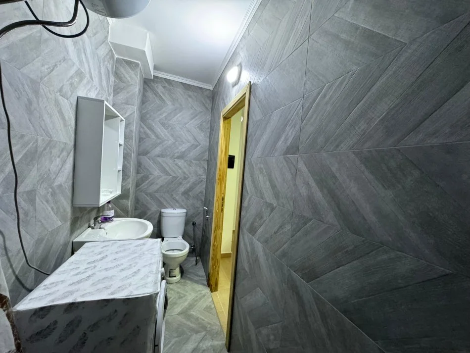 Tirane, jepet me qera apartament 1+1 Kati 1, 50 m² 300 € (Kopshti Botanik)