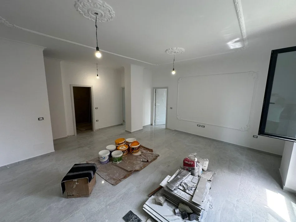 Tirane, jepet me qera apartament 2+1+Ballkon Kati 1, 120 m² 800 € (Medreseja)