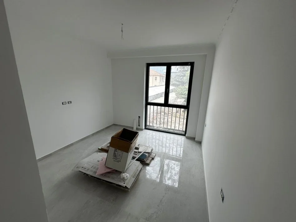 Tirane, jepet me qera apartament 2+1+Ballkon Kati 1, 120 m² 800 € (Medreseja)