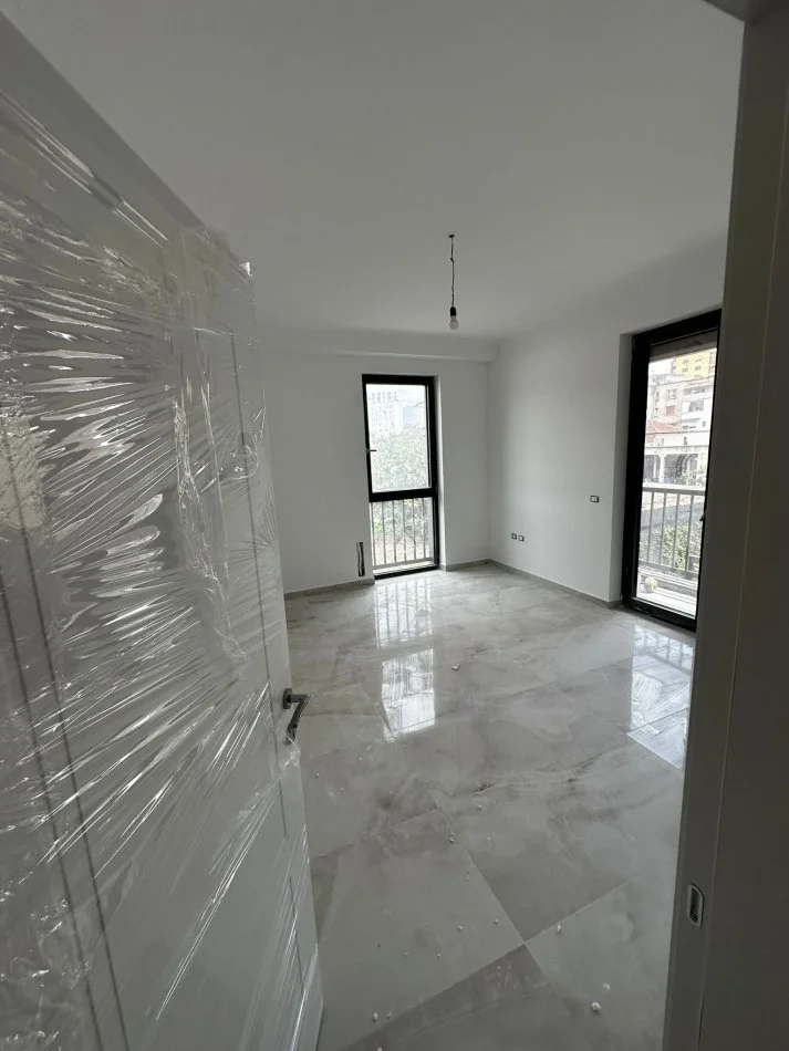 Tirane, jepet me qera apartament 2+1+Ballkon Kati 1, 120 m² 800 € (Medreseja)