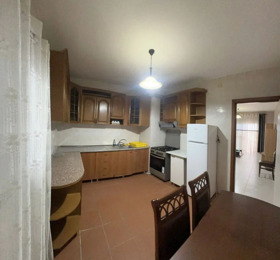 JEPET ME QIRA, APARTAMENT 2+1+2, PJESË E NJË VILE, VILAT ARABE, FRESK, TIRANË, 300 EUR/MUAJ