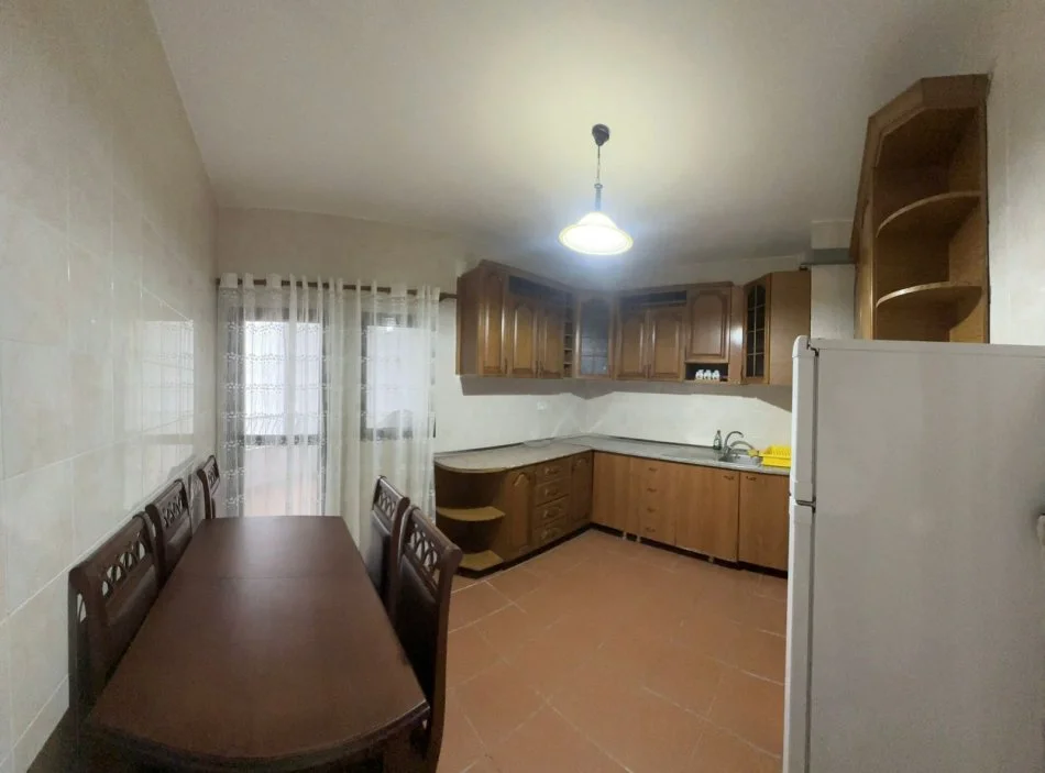 JEPET ME QIRA, APARTAMENT 2+1+2, PJESË E NJË VILE, VILAT ARABE, FRESK, TIRANË, 300 EUR/MUAJ