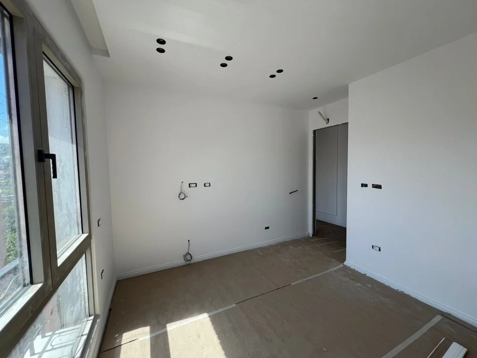 Tirane, jepet me qera zyre Kati 8, 86 m² 900 € (Kompleksi Delijorgji)