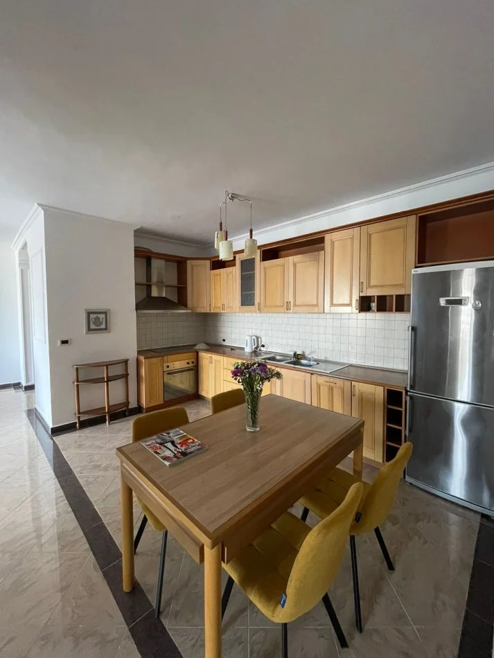 Tirane, jepet me qera apartament 2+1 Kati 8, 145 m² 800 € (Bllok)