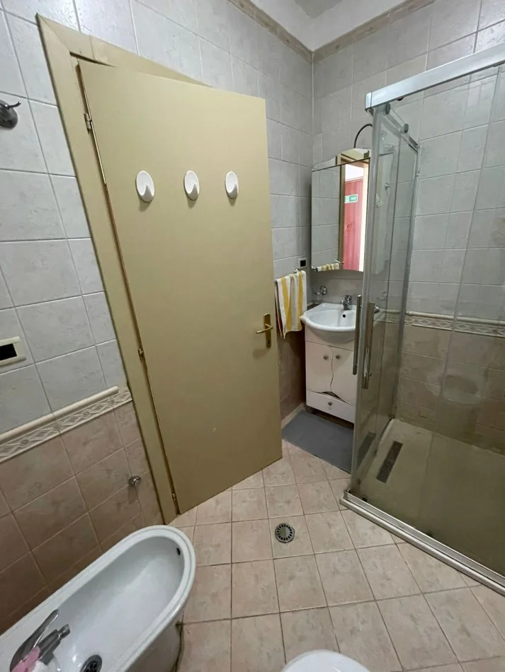 Tirane, jepet me qera apartament 2+1 Kati 8, 145 m² 800 € (Bllok)