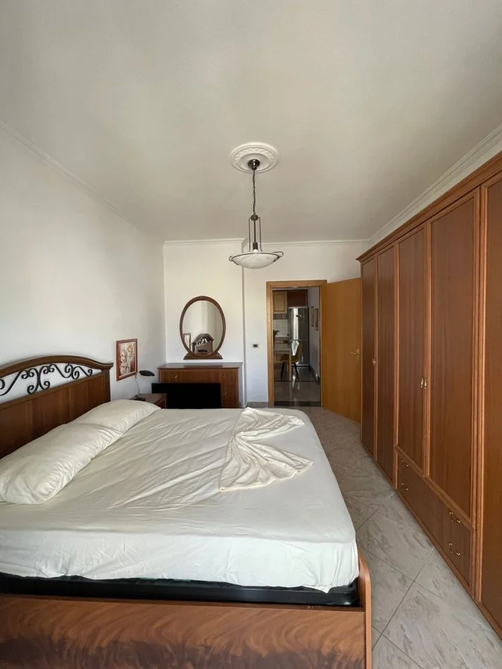 Tirane, jepet me qera apartament 2+1 Kati 8, 145 m² 800 € (Bllok)