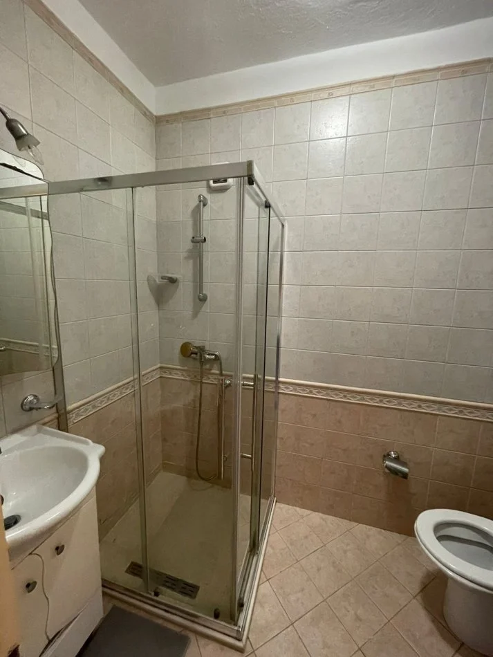 Tirane, jepet me qera apartament 2+1 Kati 8, 145 m² 800 € (Bllok)