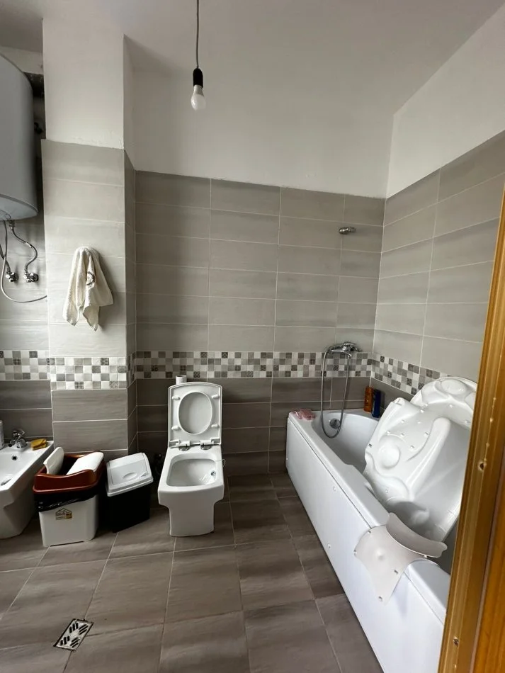 Tirane, shitet apartament 2+1 Kati 2, 129 m² 185.000 € (Kopshti Botanik)