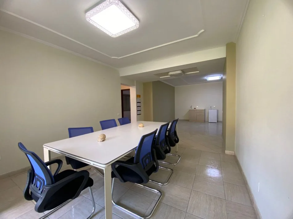 Tirane, jepet me qera ambjent biznesi Kati 2, 110 m² 1.500 € (Tek garda)