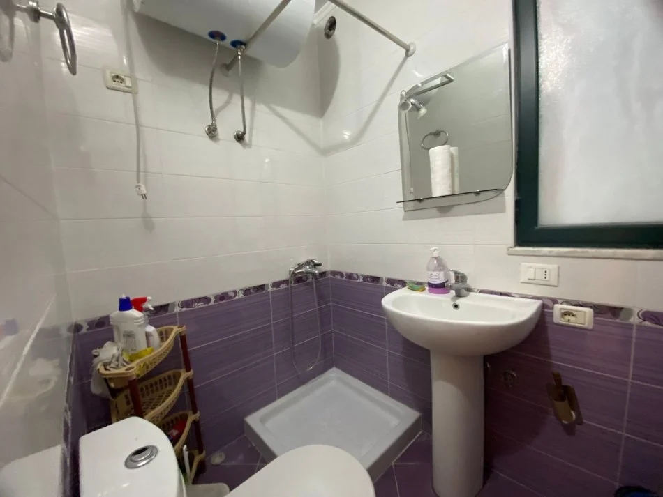 Tirane, jepet me qera ambjent biznesi Kati 2, 110 m² 1.500 € (Tek garda)