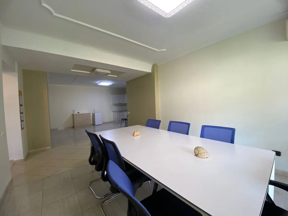 Tirane, jepet me qera ambjent biznesi Kati 2, 110 m² 1.500 € (Tek garda)