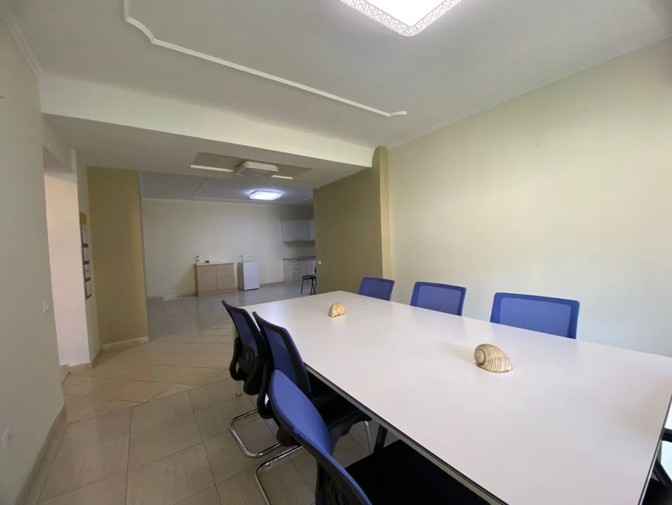 Tirane, jepet me qera ambjent biznesi Kati 2, 110 m² 1.500 € (Tek garda)